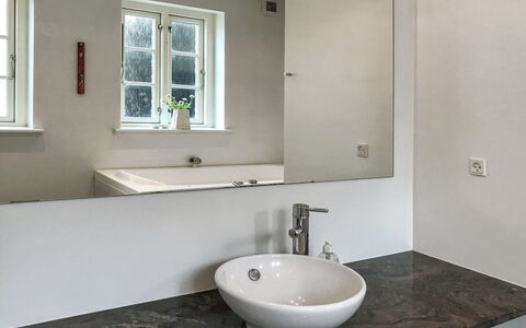Ejda - 700M from the Sea: Parete, Idraulico Fixture, Interior Design, Lavandino Del Bagno, Pavimentazione, Bagno, Lavello, Rubinetto, Pavimento, Idraulico