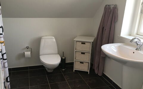 Ejda - 700M from the Sea: Toilet Seat, Bagno, Pavimentazione, Gabinetto, Pavimento, Idraulico Fixture, Interior Design, Idraulico, Piastrella, Lavandino Del Bagno