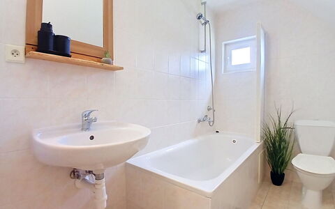 Holiday Hill 56: Bagno, Idraulico Fixture, Pavimentazione, Pavimento, Vasca Da Bagno, Lavandino Del Bagno, Rubinetto, Lavello, Interior Design, Idraulico