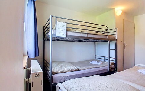 Holiday Hill 56: Letto, Camera Da Letto, Letto A Castello, Lenzuolo, Bedding, Telaio Del Letto, Ostello, Interior Design, Dormitorio, Pavimento