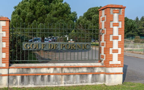 Pornic 200: Mobilia, Tavola, Tavolo, Bottiglia, Costruzione, Legna, Bicchieri, Finestra, Sedia, Pavimentazione