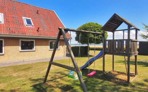 Spase - 250M to the Fjord: Campo Da Giuoco, Attrezzatura Giochi All'Aperto, Spazio Pubblico, Insediamento Umano, Scivolo, Terreno Di Gioco, Shade, Prato, Cortile, Landscaping