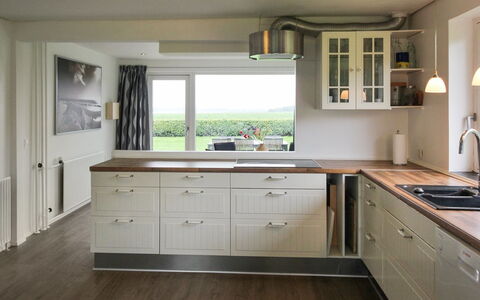 Spase - 250M to the Fjord: Cabinetry, Cucina, Mobilia, Controsoffitto, Interior Design, Elettrodomestico Da Cucina, Pavimentazione, Legna, Lampada, Cassetto