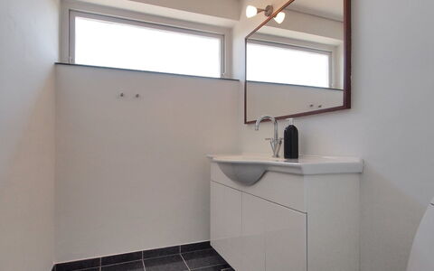 Spase - 250M to the Fjord: Interior Design, Parete, Pavimentazione, Idraulico Fixture, Pavimento, Bagno, Soffitto, Mobiletto Del Bagno, Lampada, Lavandino Del Bagno