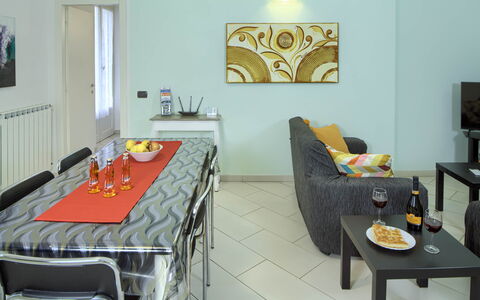 Apartment Fernanda 2 - Levanto: Tavolo, Mobilia, Proprietà, Cornice, Costruzione, Tessile, Interior Design, Sedia, Pavimento, Pavimentazione