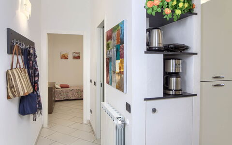 Apartment Fernanda 2 - Levanto: Proprietà, Bianca, Interior Design, Mensola, Scaffalature, Parete, Gas, Fiore, Pavimentazione, Legna