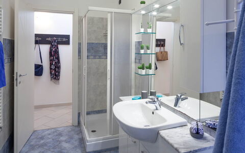 Apartment Fernanda 2 - Levanto: Rubinetto, Specchio, Lavello, Proprietà, Idraulico Fixture, Blu, Bagno, Lavandino Del Bagno