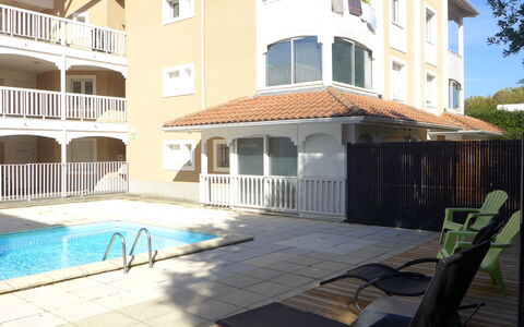 La Louisiane: Costruzione, Finestra, Sedia, Shade, Acqua, Piscina, Condominio, Casa, Zona Residenziale, Portico