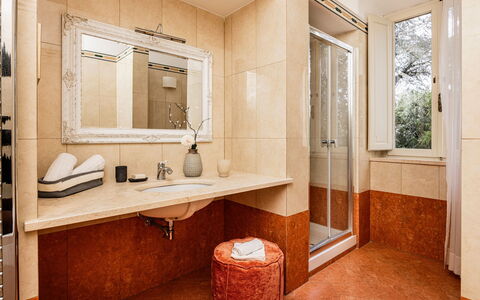Villa Staggia: Lavandino Del Bagno, Pavimentazione, Parete, Idraulico Fixture, Bagno, Pavimento, Lavello, Interior Design, Rubinetto, Idraulico