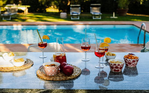Villa Staggia: Cibo, Tavola, Frutta, Serveware, Tavolo, Ingrediente, Bicchieri, Produrre, Stemware, Dishware