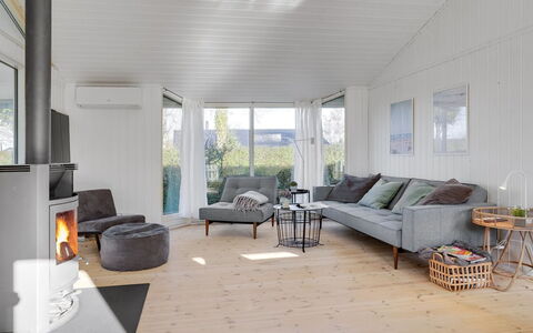 Evamaria - 350M from the Sea: Mobilia, Interior Design, Pavimentazione, Legna, Pavimento, Soffitto, Pavimento In Legno, Sedia, Tavolo, Illuminazione