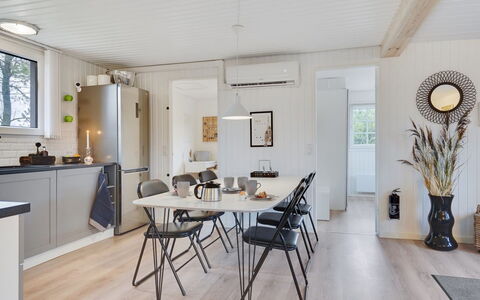 Corina - 100M from the Sea: Mobilia, Interior Design, Pavimentazione, Legna, Pavimento, Soffitto, Pavimento In Legno, Sedia, Tavolo, Illuminazione