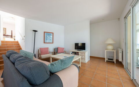 Eden Parc: Mobilia, Comfort, Tavolo, Divano, Legna, Cornice, Interior Design, Pavimentazione, Pavimento, Soggiorno