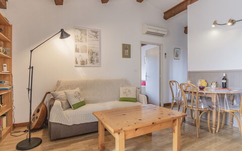 L'Aquillon: Tavolo, Mobilia, Proprietà, Divano, Legna, Mensola, Cornice, Libreria, Architettura, Interior Design