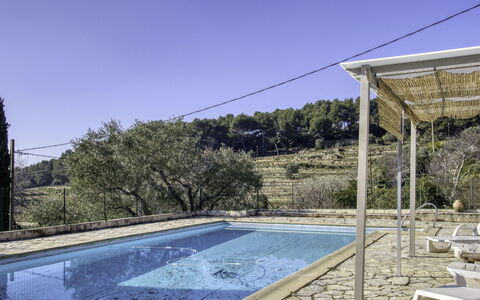 Le Mas de la Poterie: Divano, Mobilia, Proprietà, Tavolo, Cornice, Finestra, Azzurro, Interior Design, Illuminazione, Comfort