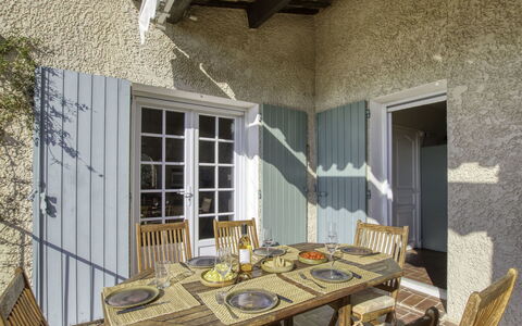 Le Mas de la Poterie: Divano, Mobilia, Proprietà, Tavolo, Cornice, Finestra, Azzurro, Interior Design, Illuminazione, Comfort