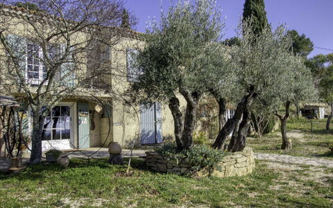 Le Mas de la Poterie: Divano, Mobilia, Proprietà, Tavolo, Cornice, Finestra, Azzurro, Interior Design, Illuminazione, Comfort