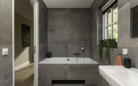 Het Landhuis: Vasca Da Bagno, Idraulico Fixture, Proprietà, Pianta, Finestra, Bagno, Costruzione, Rubinetto, Interior Design