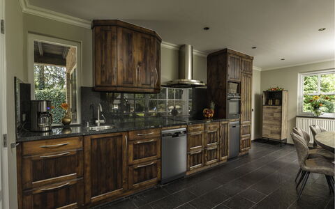 Het Landhuis: Cabinetry, Mobilia, Controsoffitto, Legna, Finestra, Cucina, Interior Design, Illuminazione, Costruzione, Lavello