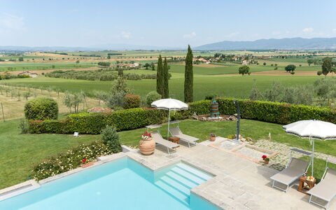 Villa Dei Ciliegi: Acqua, Cielo, Pianta, Proprietà, Nube, Piscina, Azzurro, Lotto, Albero, Tempo Libero