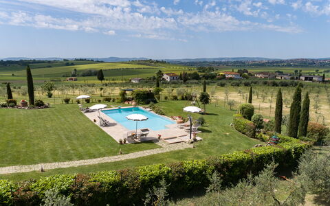 Villa Dei Ciliegi: Nube, Cielo, Pianta, Piscina, Albero, Lotto, Paesaggio Naturale, Mobili Da Esterno, Shade, Pascolo