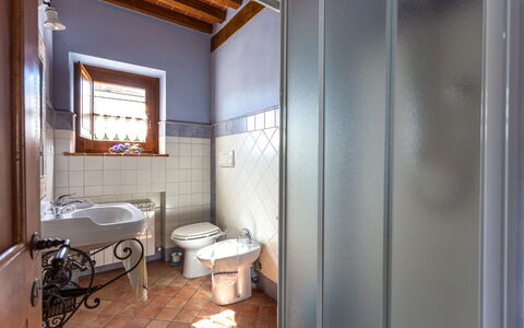 Villa Dei Ciliegi: Specchio, Idraulico Fixture, Lavello, Bagno, Finestra, Costruzione, Legna, Pavimento, Rubinetto, Pavimentazione