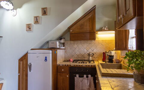 Villa Dei Ciliegi: Controsoffitto, Cabinetry, Proprietà, Pianta, Cucina, Cucina Stufa, Legna, Stufa A Gas, Vaso Di Fiori, Interior Design