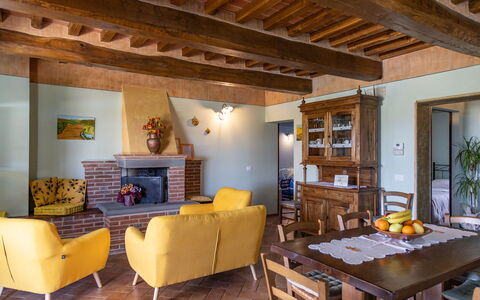 Villa Dei Ciliegi: Mobilia, Proprietà, Tavolo, Divano, Pianta, Legna, Cornice, Soggiorno, Illuminazione, Interior Design