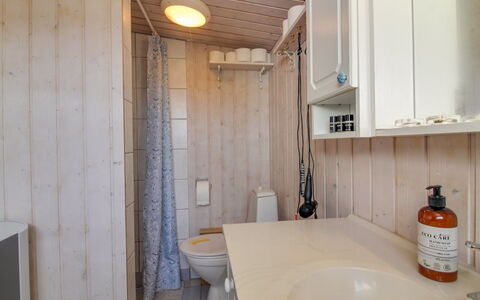 Adi - 75M from the Sea: Mobilia, Interior Design, Sedia, Pavimentazione, Tavolo, Ricorrere, Pavimento, Soffitto, Camera, Eco Hotel