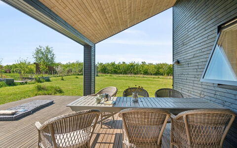 Gregor - 300M from the Sea: Appartamento, Shade, Balcone, Sedia, Recinzione, Mobili Da Esterno, Alluminio, Erba Sintetica