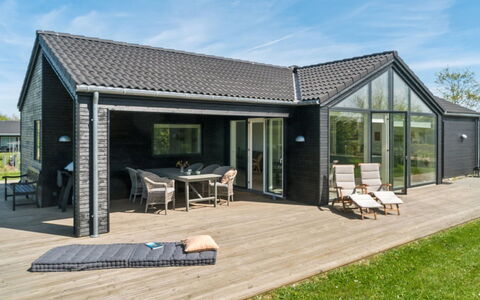 Gregor - 300M from the Sea: Appartamento, Shade, Balcone, Sedia, Recinzione, Mobili Da Esterno, Alluminio, Erba Sintetica