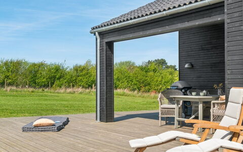 Gregor - 300M from the Sea: Appartamento, Shade, Balcone, Sedia, Recinzione, Mobili Da Esterno, Alluminio, Erba Sintetica
