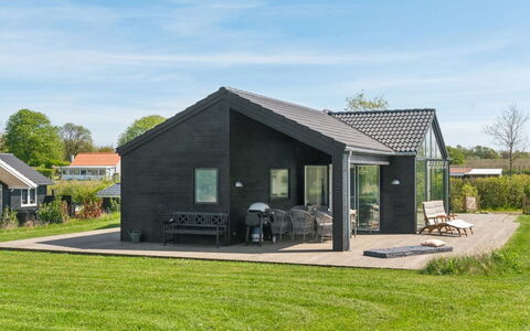 Gregor - 300M from the Sea: Appartamento, Shade, Balcone, Sedia, Recinzione, Mobili Da Esterno, Alluminio, Erba Sintetica