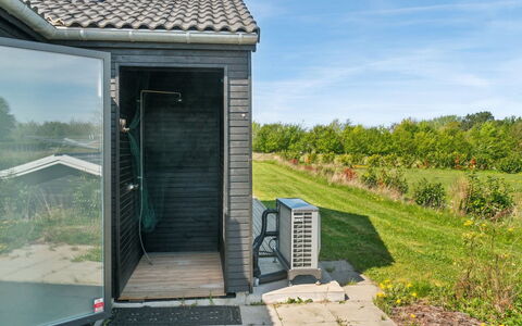 Gregor - 300M from the Sea: Appartamento, Shade, Balcone, Sedia, Recinzione, Mobili Da Esterno, Alluminio, Erba Sintetica