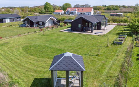 Gregor - 300M from the Sea: Appartamento, Shade, Balcone, Sedia, Recinzione, Mobili Da Esterno, Alluminio, Erba Sintetica