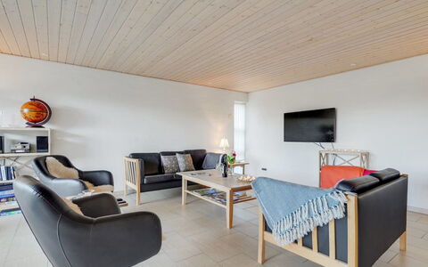 Fengur - 330M from the Sea: Mobilia, Interior Design, Pavimentazione, Legna, Soffitto, Pavimento, Soggiorno, Camera, Divano, Illuminazione