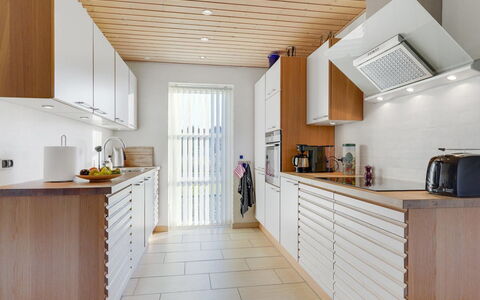Fengur - 330M from the Sea: Cucina, Pavimentazione, Mobilia, Interior Design, Controsoffitto, Legna, Soffitto, Cabinetry, Pavimento, Elettrodomestico Da Cucina