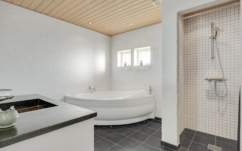 Fengur - 330M from the Sea: Pavimentazione, Interior Design, Soffitto, Pavimento, Legna, Idraulico Fixture, Idraulico, Rubinetto, Bagno, Lavello