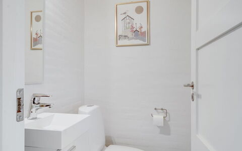 Fengur - 330M from the Sea: Parete, Pavimentazione, Interior Design, Pavimento, Idraulico Fixture, Bagno, Gabinetto, Casa, Toilet Seat, Lavello