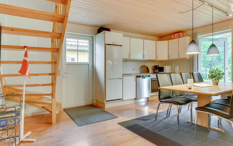 Joris - 100M to the Fjord: Pavimentazione, Legna, Interior Design, Soffitto, Pavimento, Mobilia, Camera, Pavimento In Legno, Soggiorno, Divano