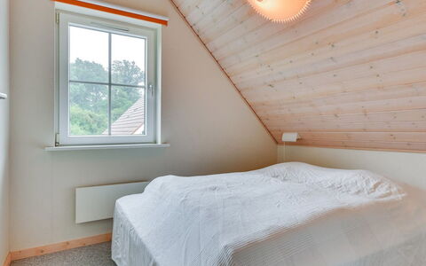 Joris - 100M to the Fjord: Legna, Pavimentazione, Interior Design, Soffitto, Pavimento, Camera Da Letto, Casa, Letto, Illuminazione, Camera