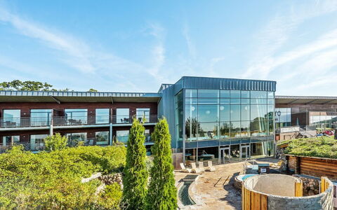 Joris - 100M to the Fjord: Urban Design, Groundcover, Edificio Commerciale, Quartier Generale, Giardino, Shade, Landscaping, Cortile, Eco Hotel
