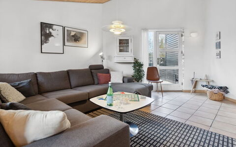 Amanda - 30Km from the Sea: Mobilia, Interior Design, Pavimentazione, Legna, Pavimento, Soffitto, Pavimento In Legno, Sedia, Tavolo, Illuminazione