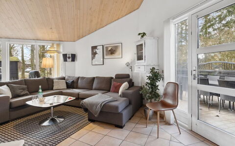 Amanda - 30Km from the Sea: Mobilia, Interior Design, Pavimentazione, Legna, Pavimento, Soffitto, Pavimento In Legno, Sedia, Tavolo, Illuminazione