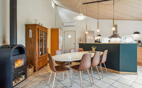 Amanda - 30Km from the Sea: Mobilia, Interior Design, Pavimentazione, Legna, Pavimento, Soffitto, Pavimento In Legno, Sedia, Tavolo, Illuminazione