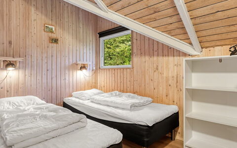 Hedwig - 30Km from the Sea: Legna, Camera Da Letto, Letto, Soffitto, Casa, Bedding, Telaio Del Letto, Lenzuolo, Congelamento, Latifoglie