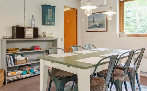 Ismo - 30Km from the Sea: Mobilia, Interior Design, Legna, Soffitto, Sedia, Tavolo, Lampada, Pavimentazione, Cucina & Sala Da Pranzo Tavolo, Sala Da Pranzo