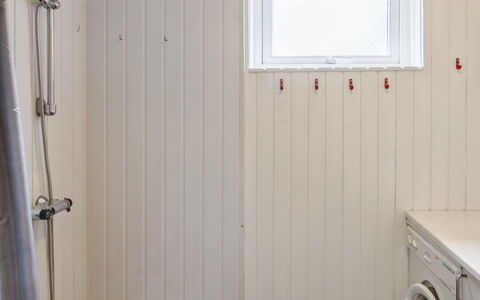 Ismo - 30Km from the Sea: Legna, Pavimentazione, Pavimento, Camera, Soffitto, Color Legno, Plank, Latifoglie, Idraulico Fixture, Dipingere