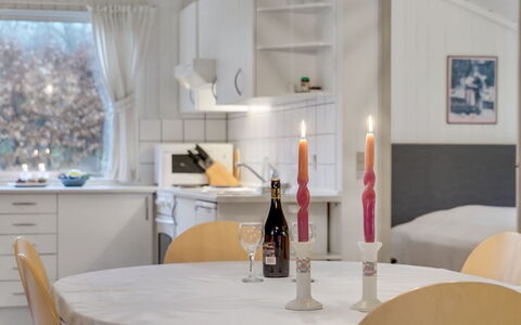 Hardy - 30Km from the Sea: Mobilia, Interior Design, Pavimentazione, Legna, Pavimento, Soffitto, Pavimento In Legno, Sedia, Tavolo, Illuminazione