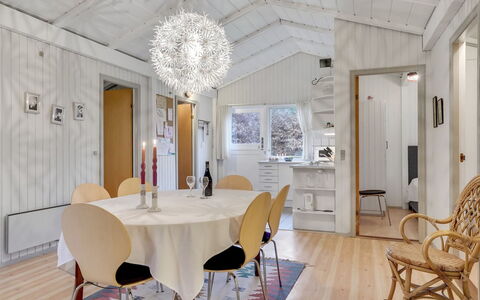 Hardy - 30Km from the Sea: Mobilia, Interior Design, Pavimentazione, Legna, Pavimento, Soffitto, Pavimento In Legno, Sedia, Tavolo, Illuminazione